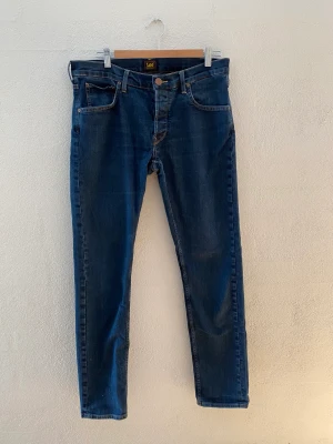 Lee jeans  - Blåa Lee jeans i kanonskick! Jeansen är väldigt små i storlek så passar snarare W29-30. Har du frågor eller en prisidé så hojta gärna till. 