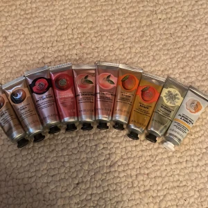 10st body shop handkrämer - Hejsan!! Jag säljer nu 10stycken body shop handkrämer och alla lyckat verkligen amazing!!⭐️🫶 för 180 totalt!💵 •2 st Shea handkrämer  •2 st pink grapefruit handkrämer  •2 st mango handkrämer  •1 av British rose, strawberry, moringa, almond milk & honey