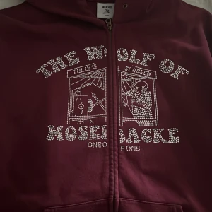 oneofone - Säljer nu min fina one of one tröja då jag inte använder den längre! Storlek M. Den finns inte att köpa på deras hemsida och nypris är 1000kr, lägg ett bud🙌  Den är i fint skick, alla stenar sitter kvar och bara använd några gånger. Kan hämtas i stockholm