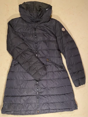 Moncler jacka - Sparsamt använd blå dam Moncler jacka. Inga defekter på tyget.