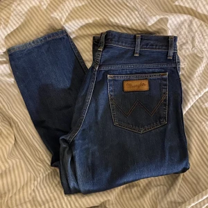 Wrangler Texas Jeans - Säljer mina älskade Wrangler Texas Jeans i fint skick. W 34 L34 men ganska små i storleken. Köpta för 799:- på Jeans Uno i Stockholm. Möts upp i Stockholm, annars står för frakten, fler bilder finns☺️📦