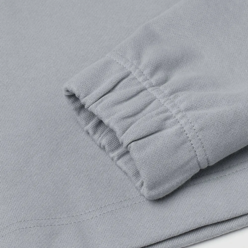 Oanvänd cropped sweatshirt från H&M. Kom aldrig till användning och är som helt ny. Köpt för 199kr säljer för 100kr + frakt.. Tröjor & Koftor.