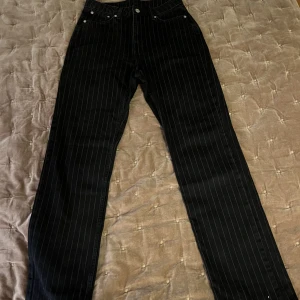 Randiga jeans från weekday - Superfina randiga jeans från weekday i modell voyage. Strl w27 l32. Super fint skick då dem är oanvända.