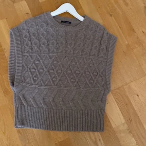 Stickat - Fina stickade ”västar”. Den mörk bruna är från trendyol!❤️ Andra är från NA-KD. Båda är stora i storlek storlek S men säger M beroende på hur man vill att den sitter💞 50/st eller 80kr för båda❣️ 