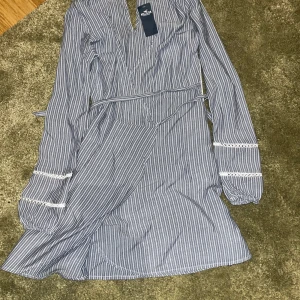 Såååå fin helt oanvänd klänning - Den är i nytt skick o har hängt på en galge länge! Därför tänkte jag att den skulle få ett nytt hem! Super fin till sommaren ny pris ungefär 500 ❤️hör av er för mer info