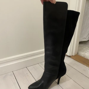 Knähöga stövlar från zara - Säljer dessa otroliga stövlarna i knälängd, Köpta på zara, storlek 39. Ca 5 cm klack och spetsig tå. Köptes här på plick för 700kr, säljer för 400. Köparen står för frakt❤️