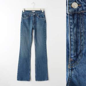 Helt oanvända jeans från Gina tricot som är medelhöga i midjan och extra långa, storlek 36💗