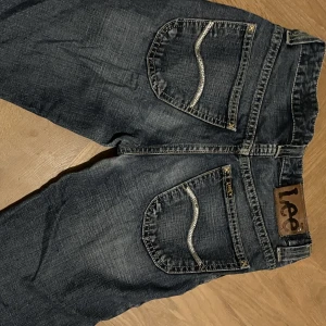 Lee jeans - Säljer dessa lee jeans då de tyvärr inte passar mig. De är köpta secondhand men är i bra skick. Innerbenet 70 midja 36. ANDVÄND INTE KÖP NU
