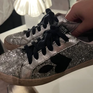 Glittriga sneakers - Glittriga skor från Le Temps Des Cerises. Köpta från zalando för 680 kr. Slutsålda/utgått från sortimentet. Använt max 10 gånger. Storlek 38!