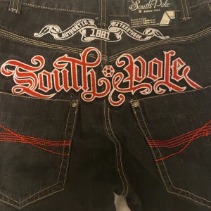 South pole jeans - Asfeta baggy jeans från south pole! Viktigt att veta är att de är öppna i gylfen, dragkedjan är sönder Passar någon som är kort som mig (är 157) innerbenslängd: 60 midjemått: 80  säljer direkt för 600!