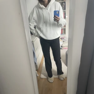 Vit hoodie - Vit hoodie i strl M och sitter oversized💗