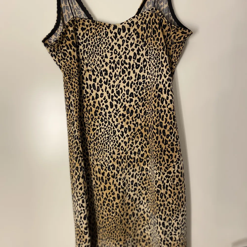 En leopardmönstrad kort klänning från hm i storlek 36. Figurnära passform.. Klänningar.