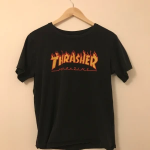 Thrasher T-shirt  - Snygg, nästan oanvänd t shirt med thrashertryck.🔥Det är XL men den passar som en medium