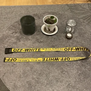 Off white belt - Säljer nu mitt off white belt för jag använder det inte är typ oanvänt och det är i ett mycket bra skick (Bältet är äkta)