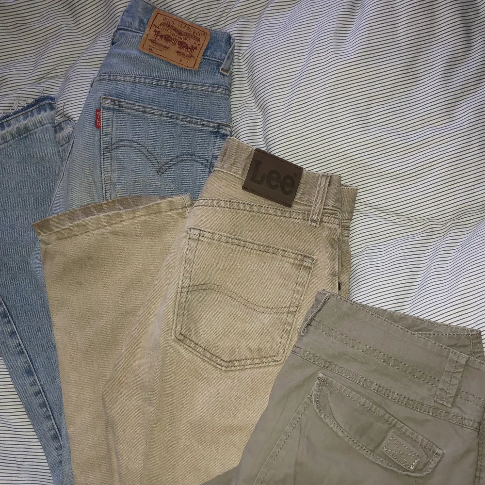 Ett par lite flared ljusblå jeans med slits, ett par beiga raka lee jeans, ett oar vargo shorts. 100 kr för jeansen och 50 för shortsen💞💘skriv privat för mer info/ bilder. Jeans & Byxor.