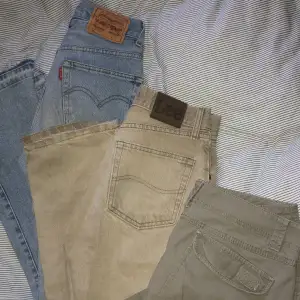 Ett par lite flared ljusblå jeans med slits, ett par beiga raka lee jeans, ett oar vargo shorts. 100 kr för jeansen och 50 för shortsen💞💘skriv privat för mer info/ bilder