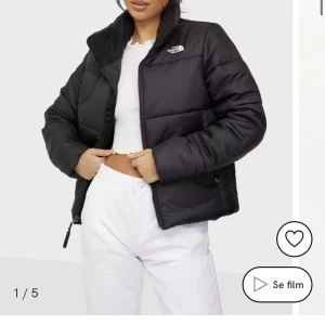 North Face Jacka - Säljer min north face jacka som jag köpte förra vinter. Är i gott skick och bara använd ett få tal gånger.