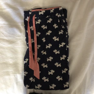 Pyamasbyxor - Säljer dessa söta pyjamasbyxor då de blivit försmå. Köpta på twilfit och ganska korta i modellen, skulle säga att de passar någon som är ca 160 cm