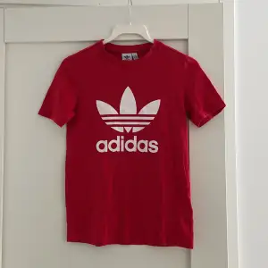 Röd Adidas T-shirt i storlek S, använd ett fåtal gånger 