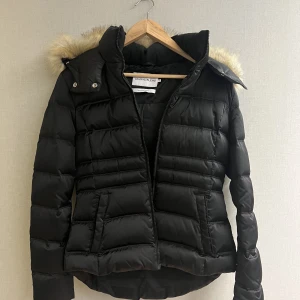 Calvin Klein Jacka - Calvin Klein Jacka, storlek M. Använd fåtal gånger, som ny i skick! 