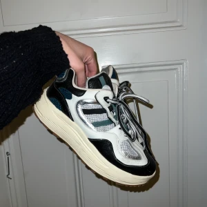 Eytys Jet Turbo Sneakers - Säljer Eytys sneakers i storlek 41 passar dom som har storlek 42 också! Sparsamt använt Eytys Jet turbo leather Sneackers, köpte från Eytys hemsida för 2800kr! Använt endast fyra gånger därav bra skick! Supersköna skor passar för jobb/vardagsliv