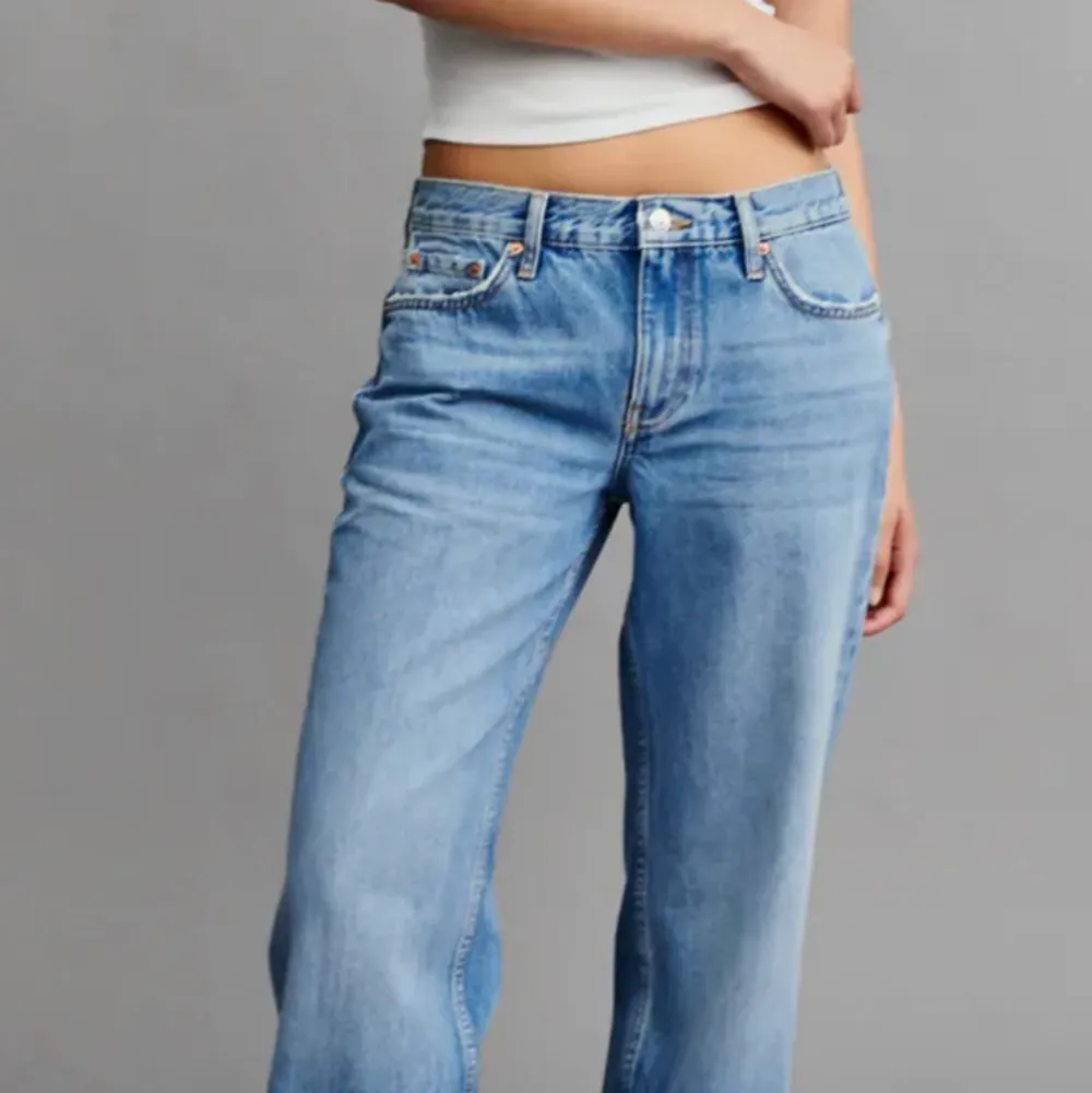 Knappt använda low waist jeans från gina 💅 nypris 499kr. Pm fler bilder, eventuella frågor osv 😊 finns i malmö eller skickas mot porto 🍾. Jeans & Byxor.