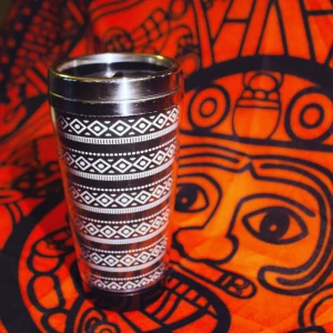 Termosmugg svart/vit - Termosmugg med svartvitt mönster. Lock som håller tätt men är lätt att ta av. Drickshålet kan stängas för med en mojäng (se bild 3). Något sliten pga väl använd men högst fungerande. ☕️  15 cm hög och 7 cm i diameter.