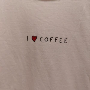 Basic t-shirt med tryck - Merch från en tatuerare. 