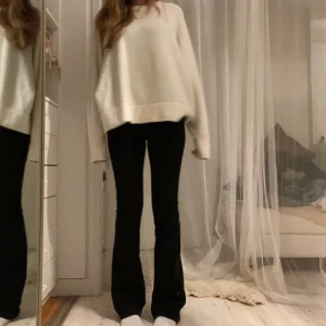 Svarta bootcut - Svarta väldigt långa bootcut (Jag är 176). Storlek 34, men jag har vanligtvis 36 eller 38 och de passar mig då de inte är så stela i materialet (sköna och snygga)!❤️Skulle säga mid weist (se sista bilden), men beror på hur långt ner/ upp man drar dom.