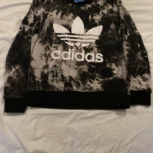 Adidas tröja - Adidas tröja i storlek L