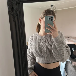 🍂🍁HÖSTIGT OCH FIN Stickad tröja från NAKD - Superfin och sparsamt använd tröja från NAKD.  Lite kortare modell med ballong armar. Är storlek S men skulle säga att den passar en mindre M också.