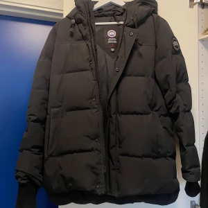 Canasta Goose macmillan - Jacka från canada goose i modellen macmillan herr (storlek S men skulle säga att den passar M). Använd 1,5 vinter, väldigt fint skick (som ny). 