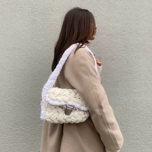 By Naemi ”Freja” väska  - Denna fina väska är virkad av 100% återvunnet material♻️Rymmer det nödvändiga och en perfekt detalj✌🏼 Väskan går att få i önskad färg/färger!!🤍🤍 Väskorna görs on demand, hör av er för beställning🤍♻️Glöm ej kolla vårt flöde för fler modeller och färger♻️🤍✌🏼