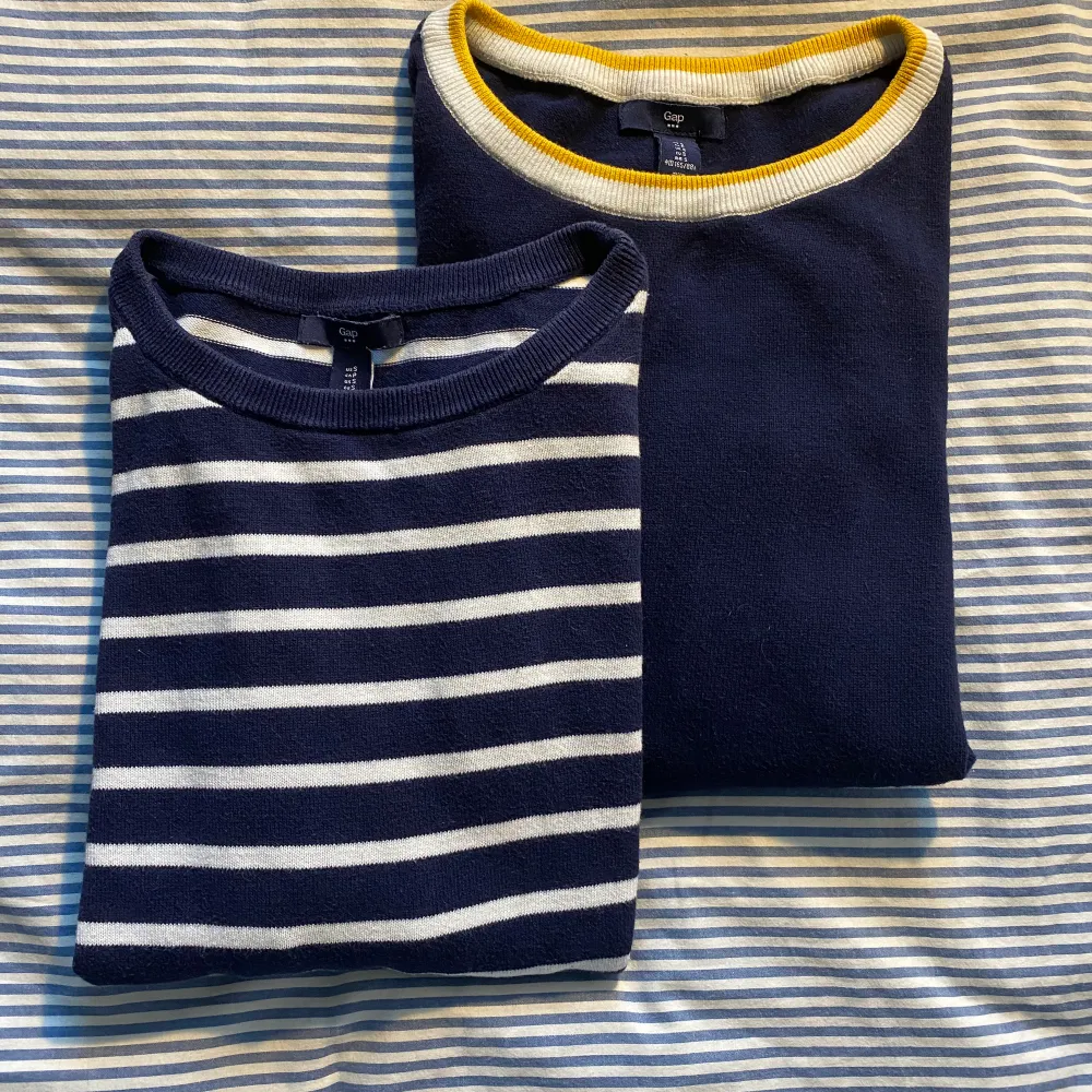 Två stickade, marinblåa tröjor i fint skick från Gap. Tröjorna går att köpas separat.. Stickat.