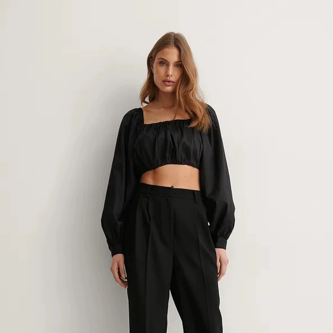 Croppad svart blus  - 91