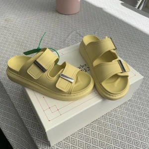 Alexander Mqueen sandaler - Alexander McQueen sandaler  Helt nya aldrig använda  Original kartong  