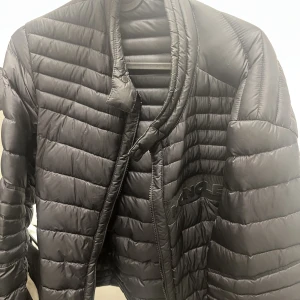 Moncler Jacka  - Storlek 2 (S) 9/10 condition  Kommer med kvitto  Nypris 8499kr 