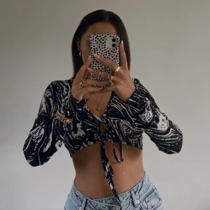 NA-KD topp - Säljer denna gulliga toppen från NA-KD. Storlek S. Köpt för 269kr. Använd fåtal gånger, köparen står för frakten. OBS lånad bild