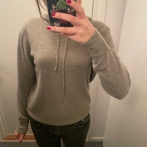 Soft goat kashmir hoodie  - Så fin kashmir hoodie från softgoat i en jätte fin grön färg. Nypris ligger på ungefär 2000kr