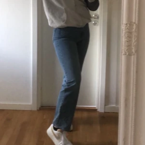 Jeans - Säljer nu mina favorit jeans, de är raka i modellen. Säljer då de blivit för korta