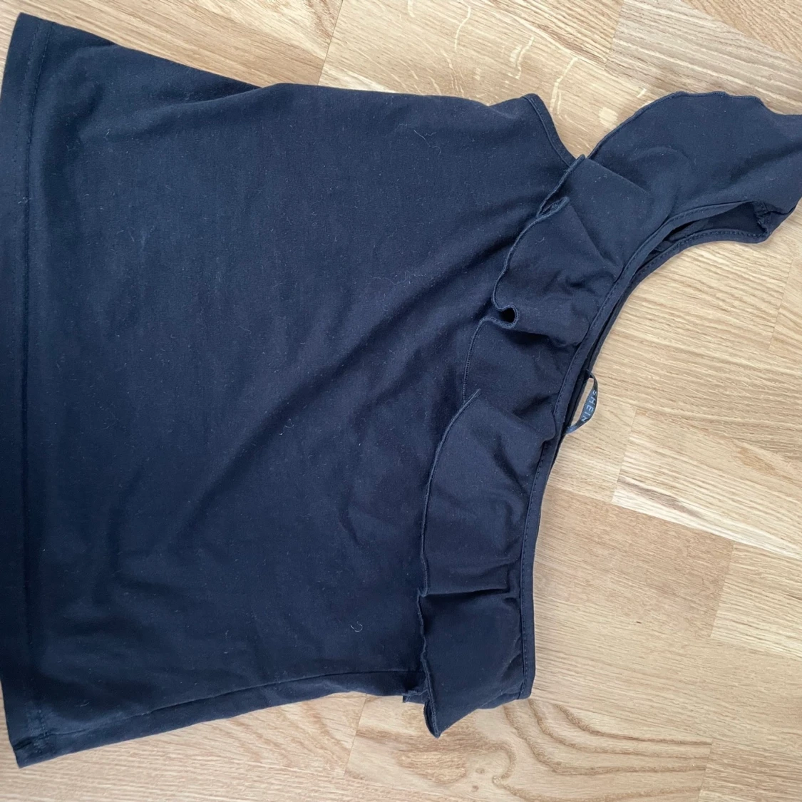 Svart linne med volanger - 90