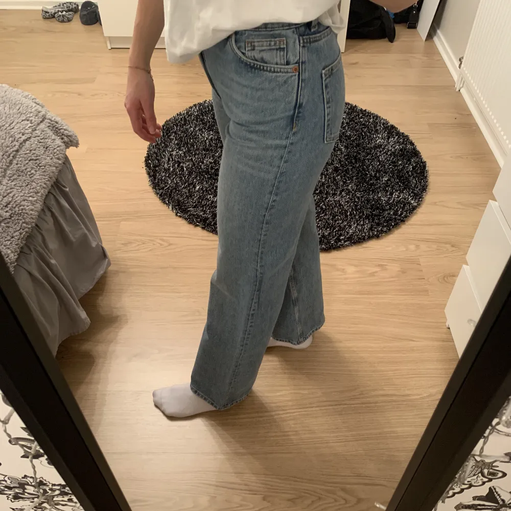 Säljer dessa jeans från Monki, då dom inte används längre. Använda fåtal gånger. Vid intresse tveka inte att kontakta!🥰. Jeans & Byxor.