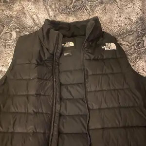 Säljer min Northface pga för stor, passar dem som har Xl/L. För både tjej och killar. Original pris : 2500kr 