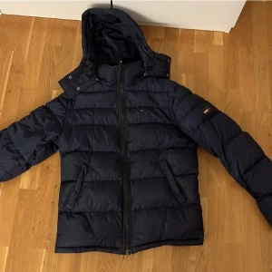 Jacka - Jättefin tommy hilfiger jacka i nyskick och som nästan aldrig använts! Storlek M, 500 kr + frakt.