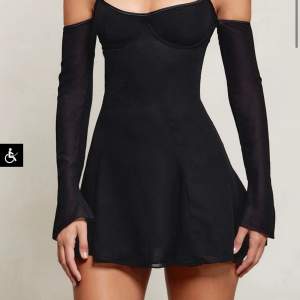 Säljer den här jättefina svarta klänningen från mistress rocks (oanvänd, men lappen på). Nypris: 91 €