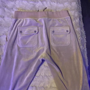 Juicy byxor - Säljer dessa super sköna juicy byxor, köpte dom från Nelly.com och de är inge fel på byxorna. Inga skador eller fläckar och super fräscha! 