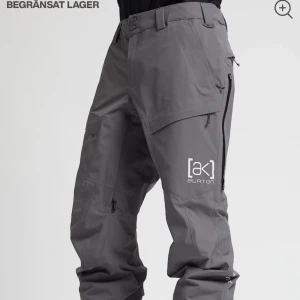 Burton [ak] täckbyxor - Använda endast några dagar. Några små hål från stålkant längst ner på insidan av benet. Se bild 3 Storlek L, nypris 4.599kr