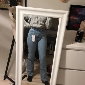 Högmidjade jeans från bershka  - Säljer mina nyköpta jeans då de är för små i midjan för mig. Önskade jag kunde spara dom då de är väldigt fina men som sagt blir de för tighta för mig.  Perfekt längd (är 163)  Säljer för samma pris jag köpte men står för frakten.