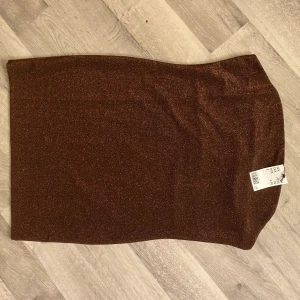 Klänning  - Säljer denna otroligt snygga glittriga klänning, perfekt nu till jul eller nyår! Prislapp kvar! Strl L! Köpt på H&M för 99kr  Frakt - 45kr
