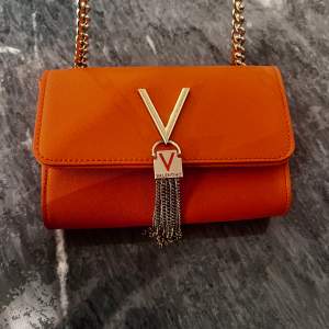 Nästintill oanvänd Valentino väska i orange.  
